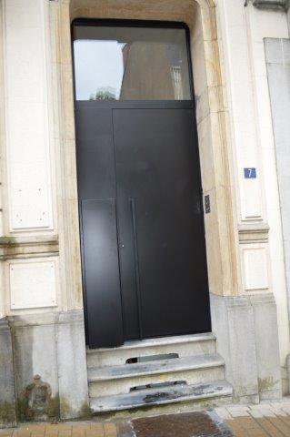 Porte d'entrée fabrication Devillé en profilés SCHUCO AWS75 de teinte noire avec boite aux lettres